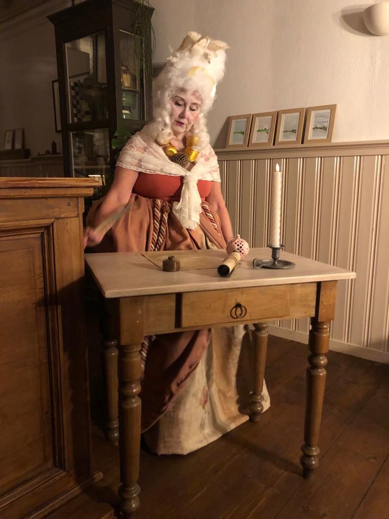 18e eeuw vrouw aan schrijftafel